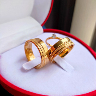 Par de alianças banhada a ouro com trêz camadas de banho mais anel Solitário de brinde para casamento noivado