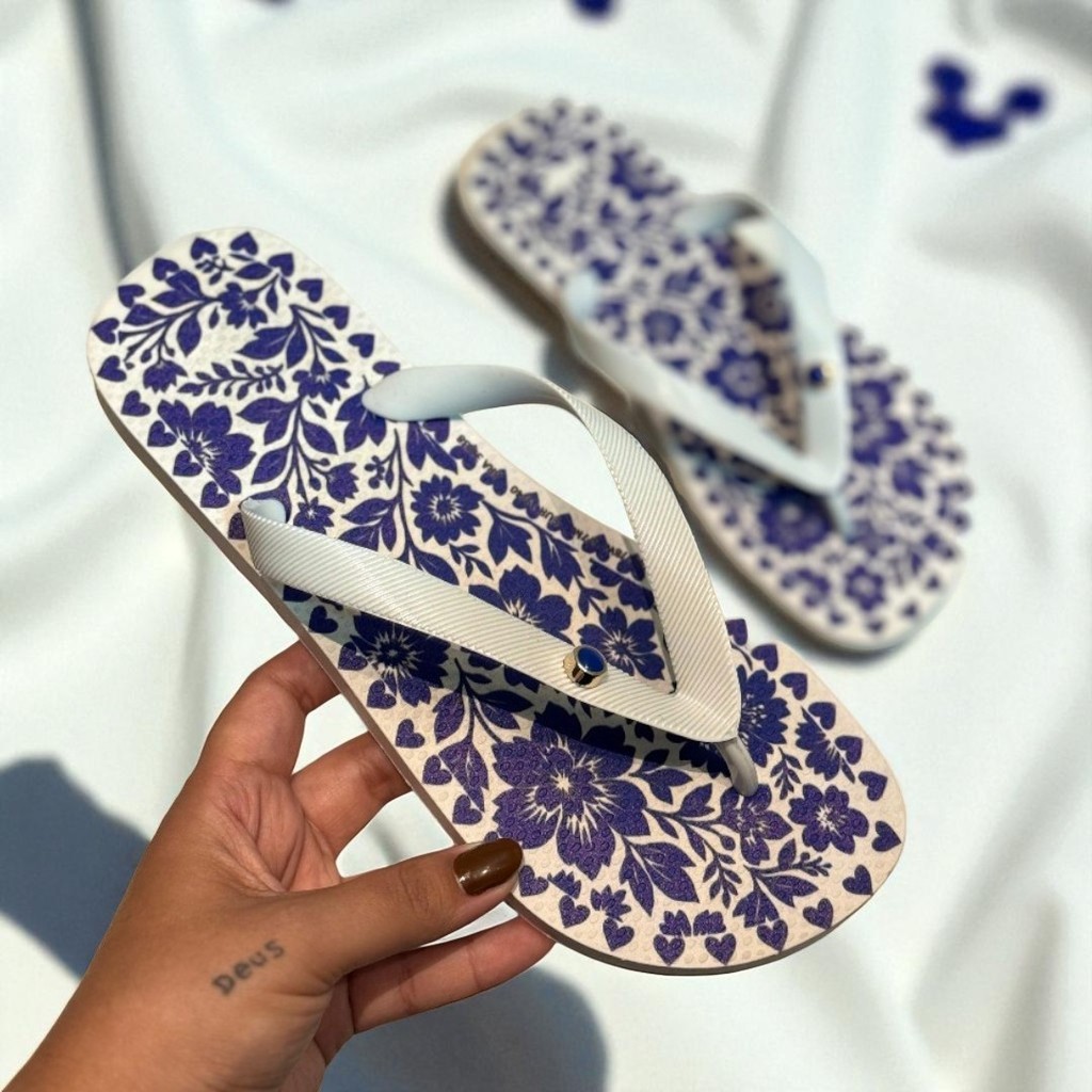 Chinelo Feminino Branco com Estampa Floral Azul Estilo Neutro