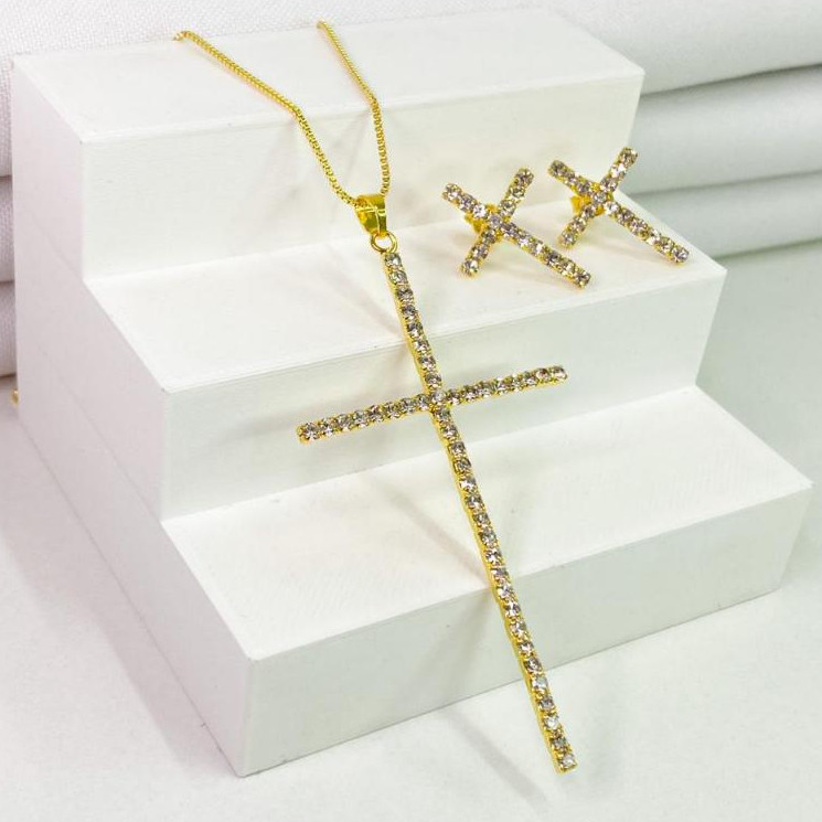 Conjunto Colar e Brinco Feminino Crucifixo Cruz Cravejado Feminino Banhado Folheado a Ouro 18K Semijoias