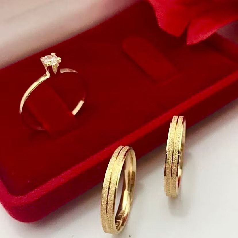 Par de Aliança de Noivado Casamento Dourada Brilhante Diamantada fina 4mm + Solitária 2mm