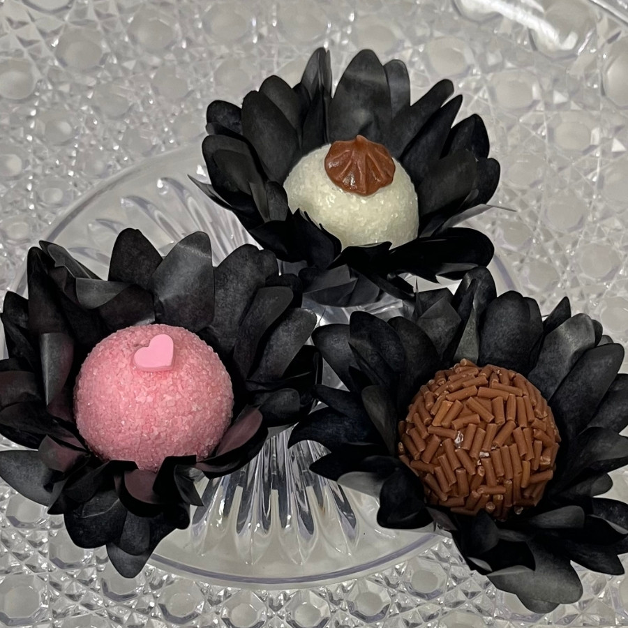 Forminha para Doces Finos - Madri Preto - 30 unidades - Decora Doces - Rizzo em Oferta na Shopee