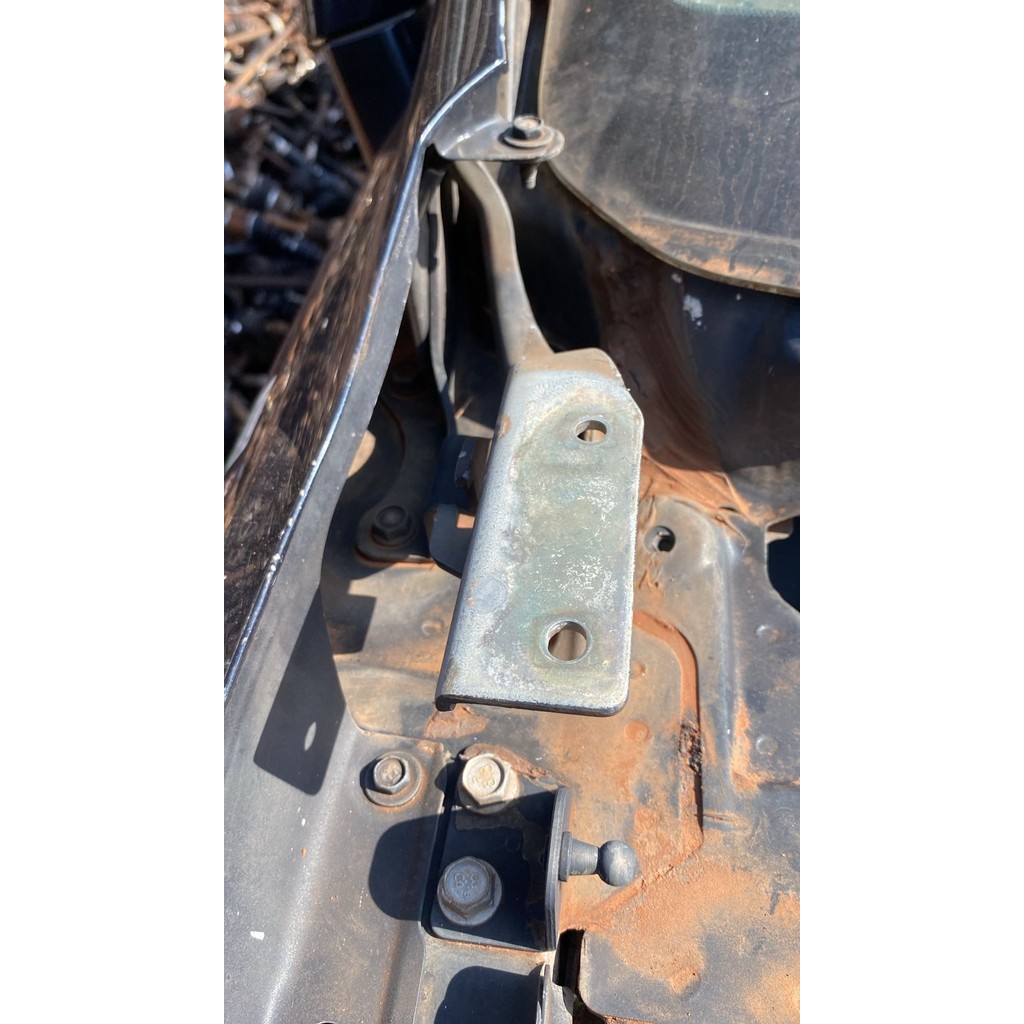 Dobradiça esquerda do capo chevrolet captiva 3.6 v6 2010/13