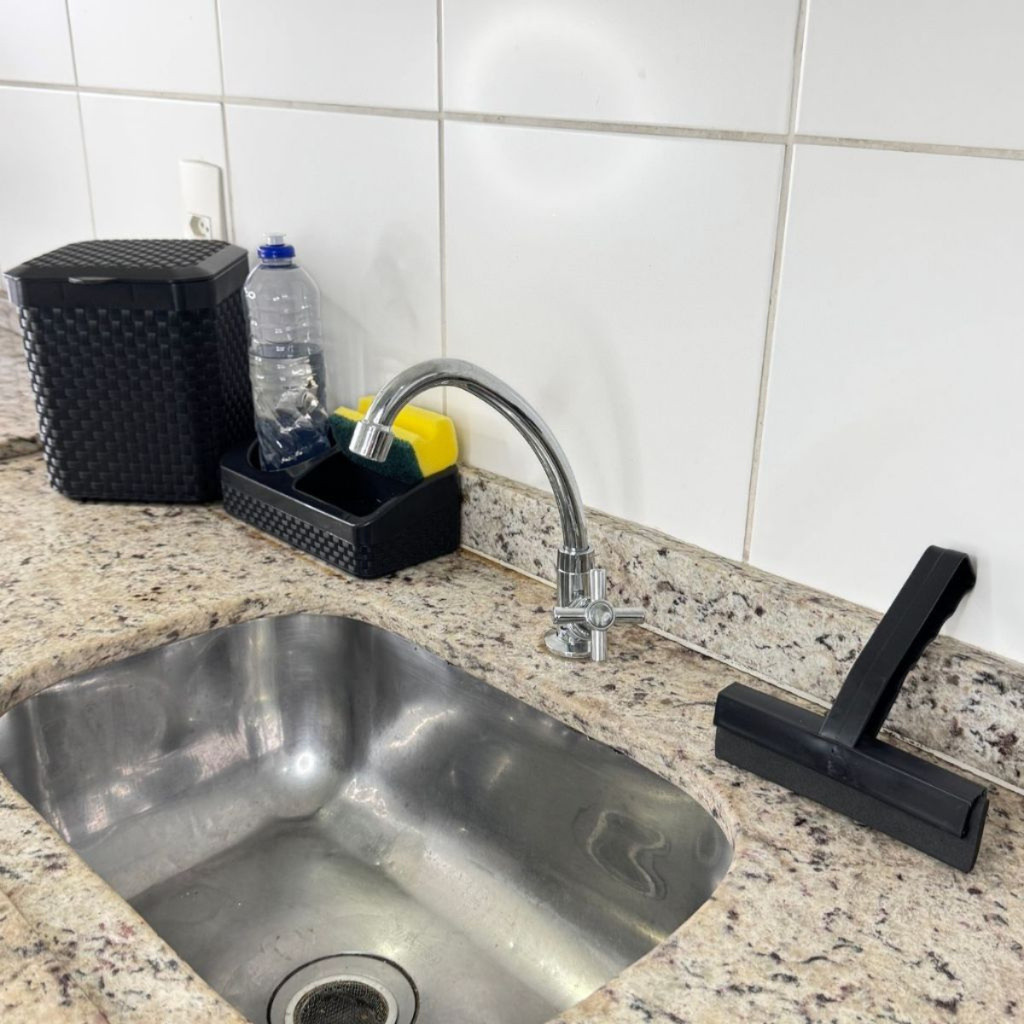 Porta Detergente Esponja, e Sabão Rattan Preto com Base e Lixeira 05 Litros Preta e Rodinho De Pia