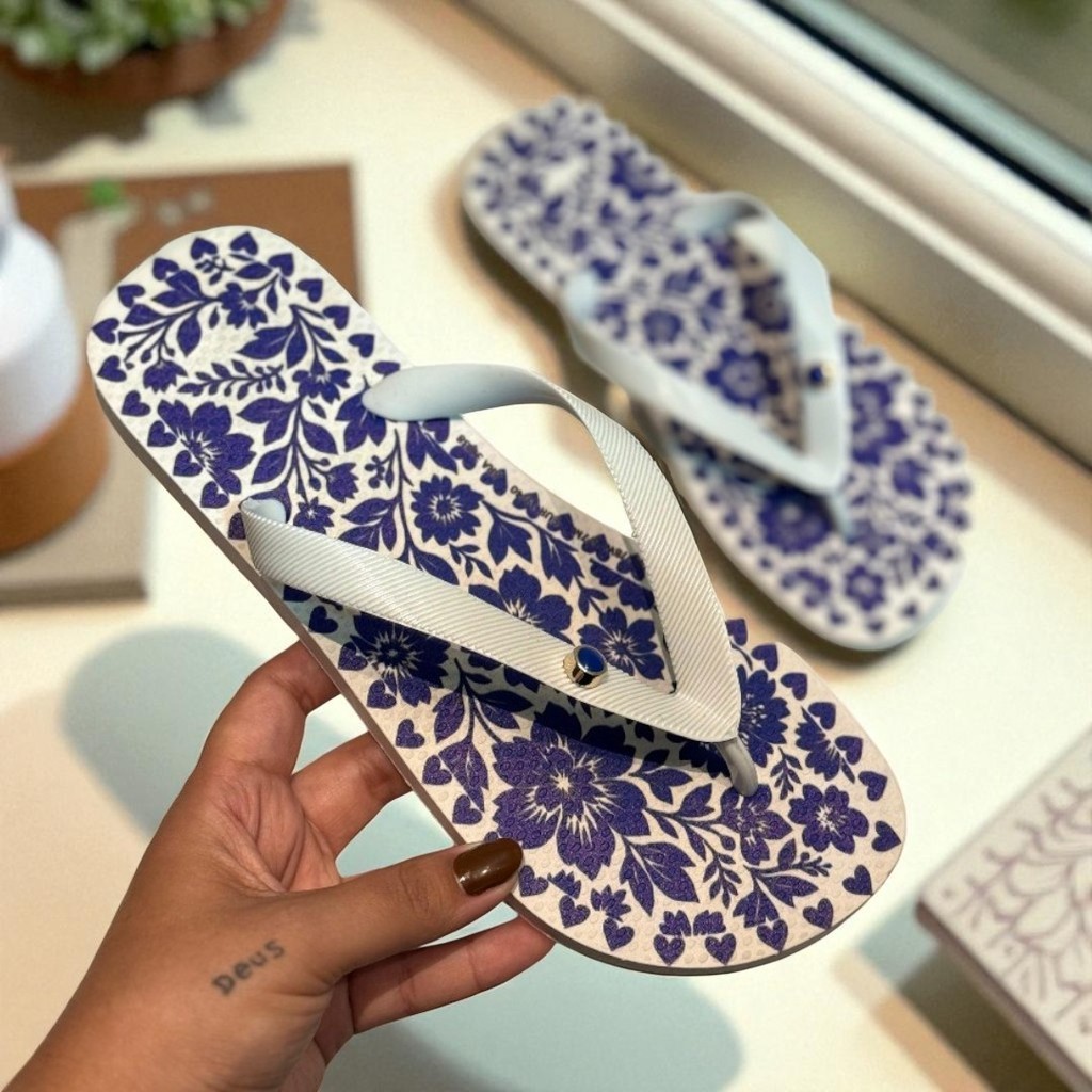 Chinelo Feminino Branco com Azul Floral e Estilo Refinado