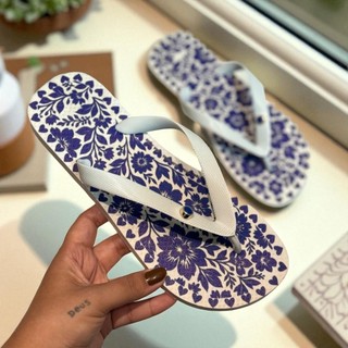 Chinelo Feminino Branco com Azul Floral e Estilo Refinado