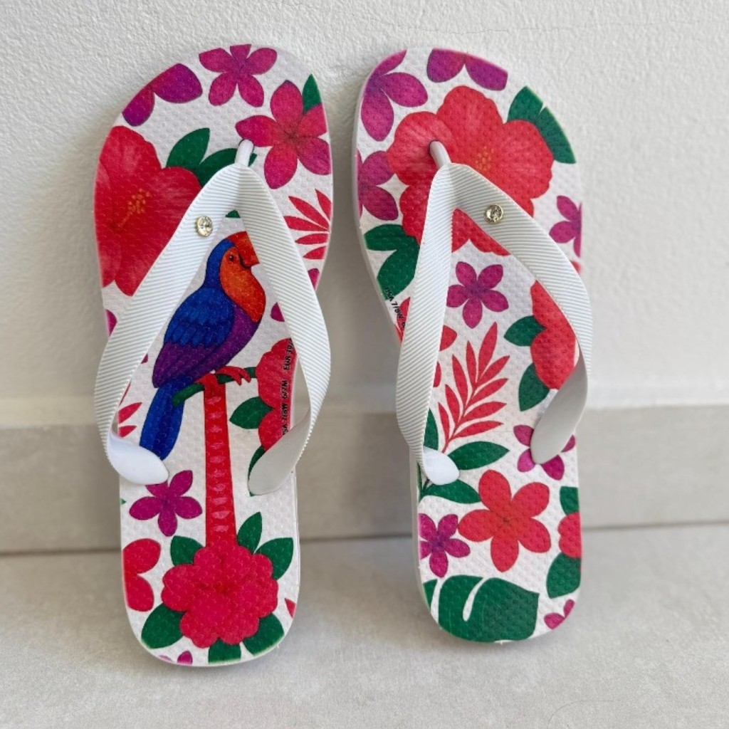Chinelo Estampado Branco e Azul com Arte Floral Tradicional