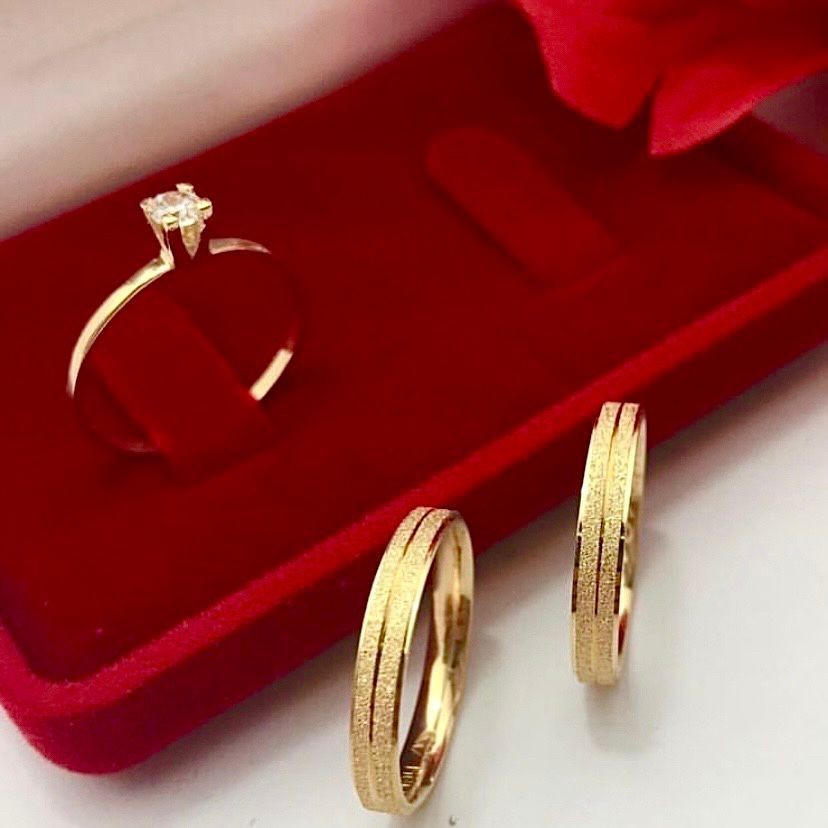 Par de Aliança de Noivado Casamento Compromisso Dourada Brilhante Diamantada fina 4mm + Solitária