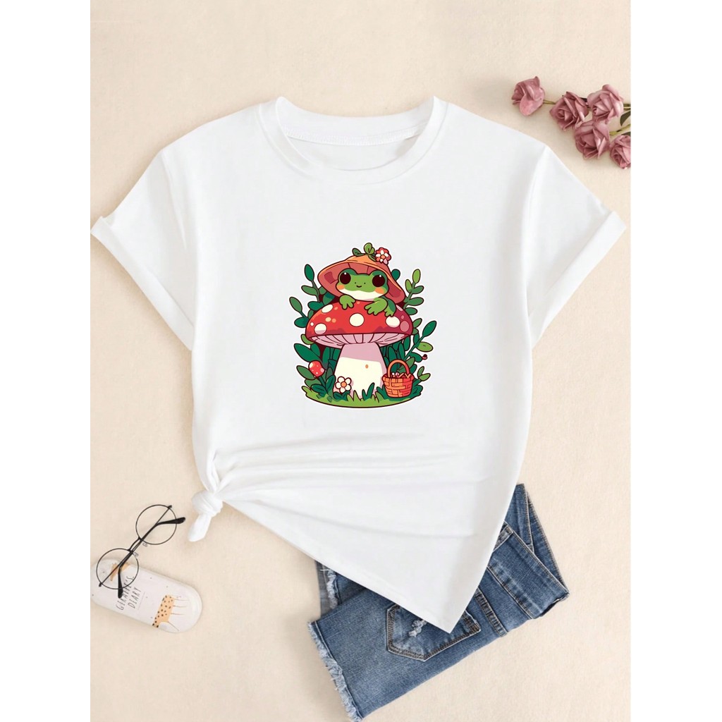 Camiseta Babylook T-shirt. Sapo Fofo com Cogumelo estampado. Short sleeve, cotton. Comfortable. Casual streetwear style