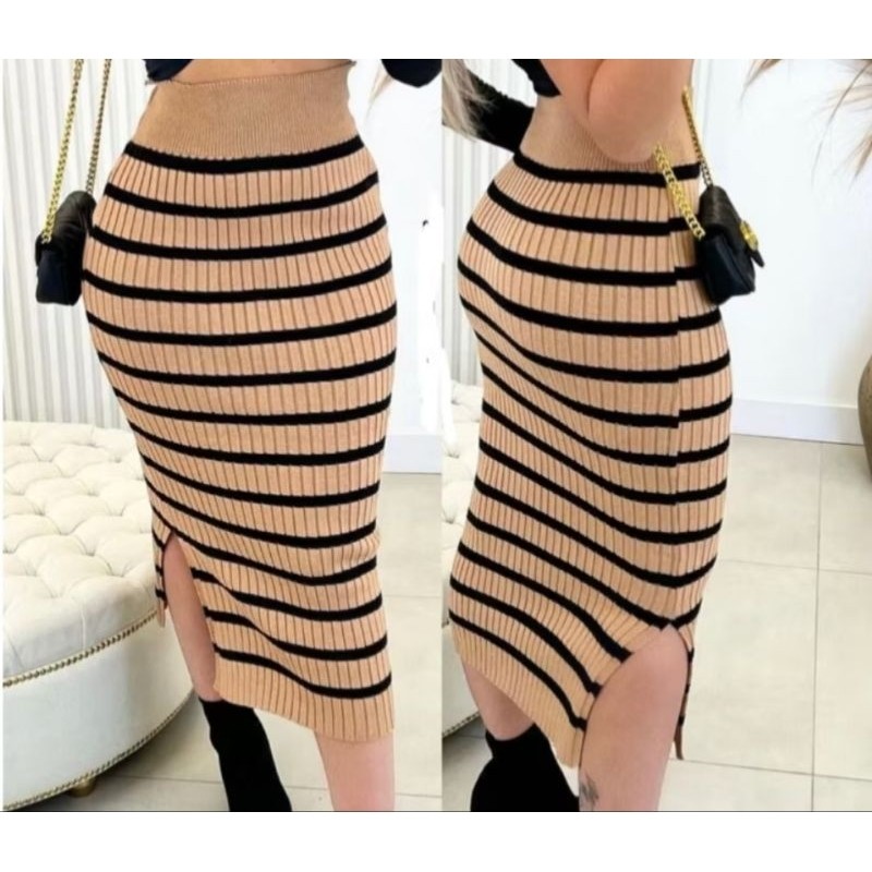 Saia Mídi Feminina Canelada Listrada de Tricot com Cós de Elastico e Fenda Lateral Tricoliny
