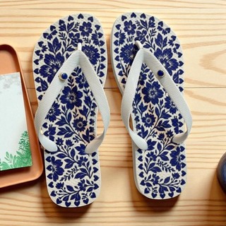 Chinelo Feminino de Dedo Branco e Azul Floral com Visual Refinado