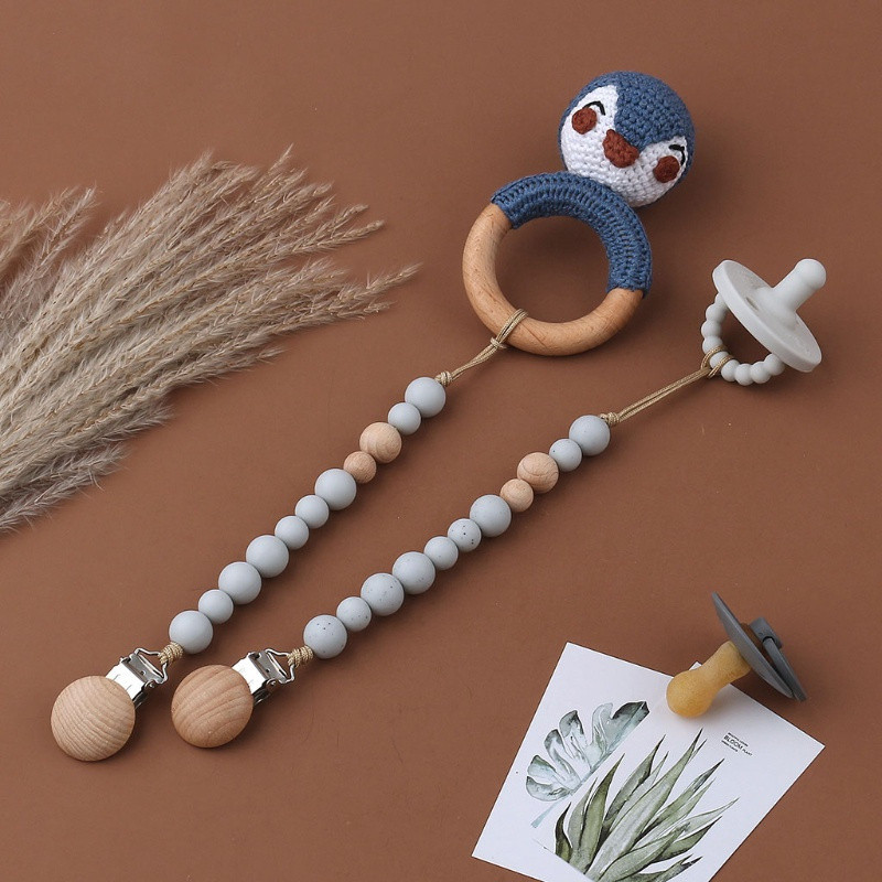 Prendedores de chupeta de bebê com cadeia de madeira