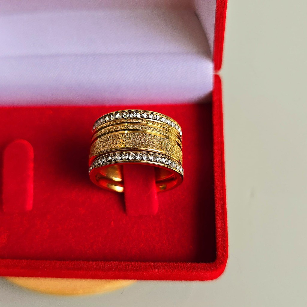 Aliança casamento diamantada 8mm e 2 aparador  compromisso banhado a ouro 18k (COD-401)