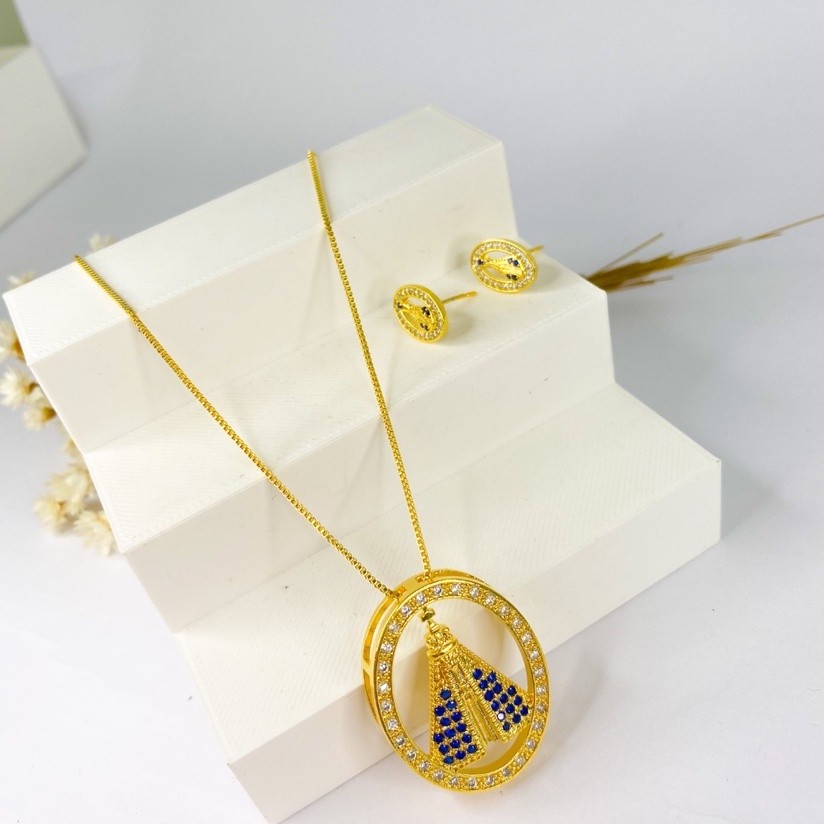 Conjunto Colar Gargantilha Pingente De Nossa Senhora Aparecida Cravejado Com Brinco Folheado Banhado a Ouro 18k