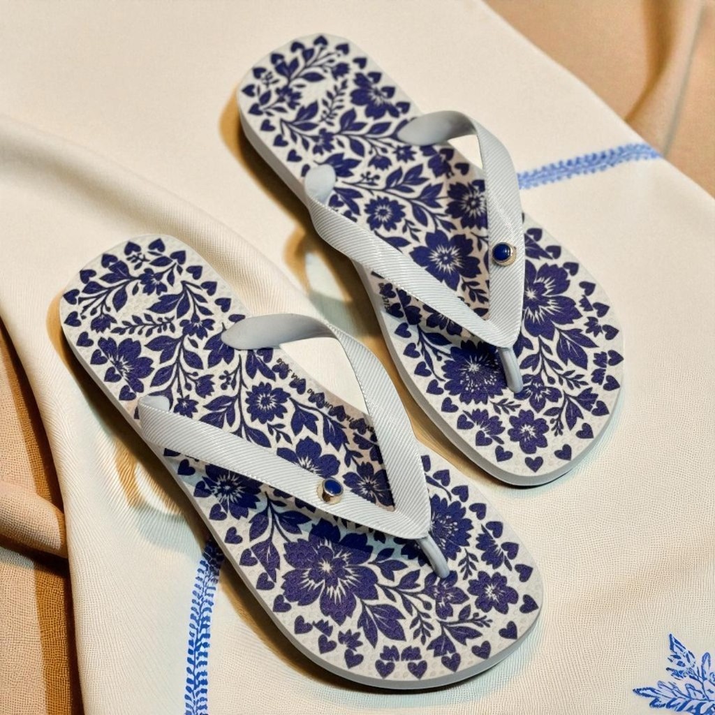 Chinelo Feminino Azul Floral com Fundo Branco e Visual Moderno
