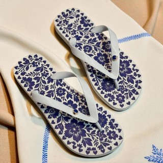 Chinelo Feminino Azul Floral com Fundo Branco e Visual Moderno