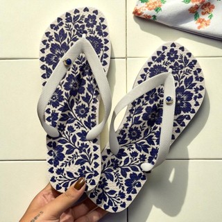 Chinelo Feminino Floral Azul com Detalhe em Branco Fino e Leve