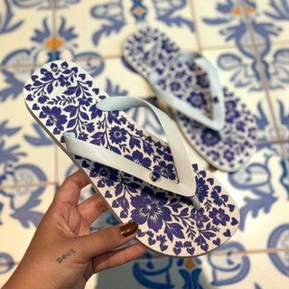 Chinelo Feminino Azul com Base Branca Inspirado em Azulejos
