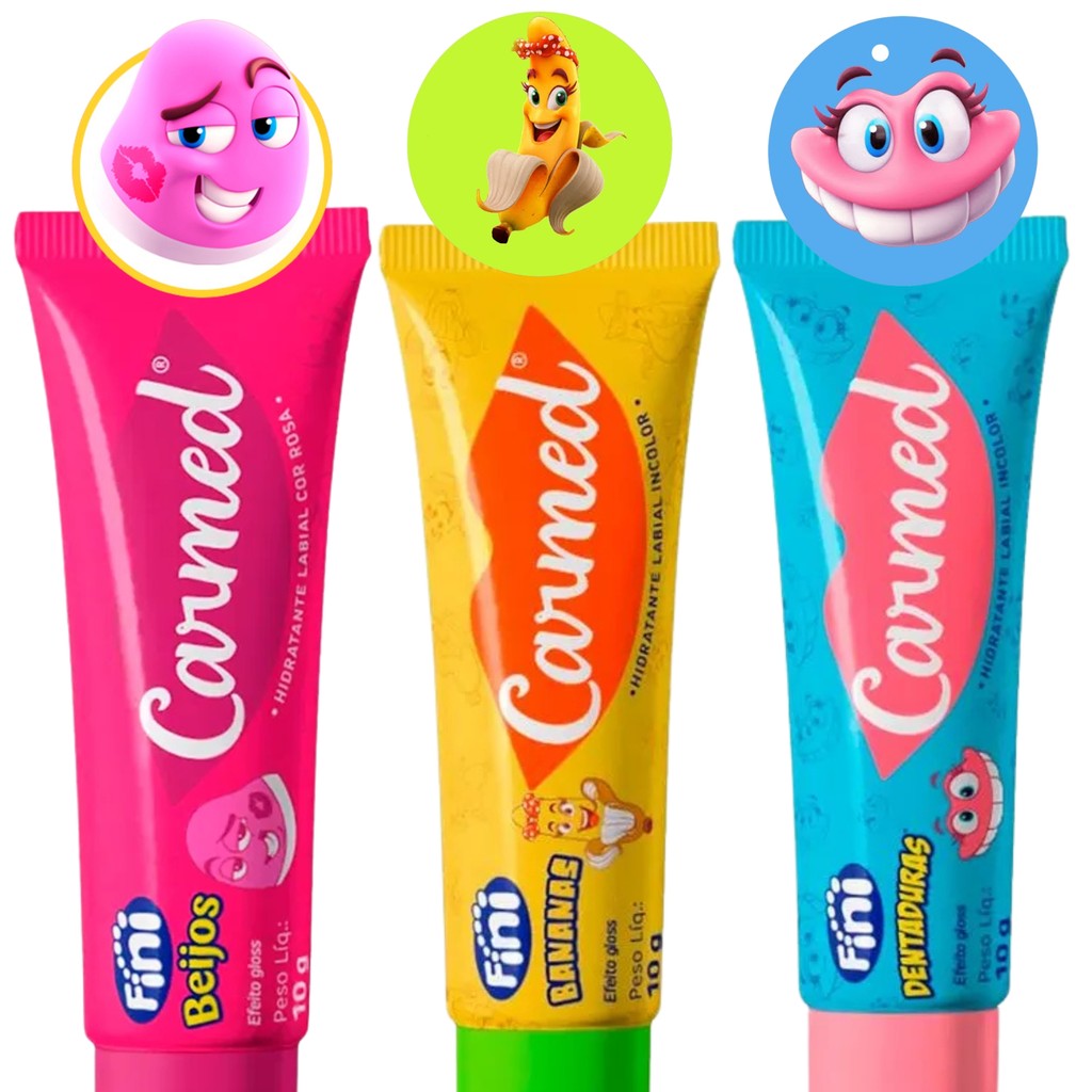 Kit com três hidratantes labiais Carmed Fini nos sabores Beijos, Bananas e Dentaduras, cada um com sua respectiva embalagem temática e personagens das balas Fini.