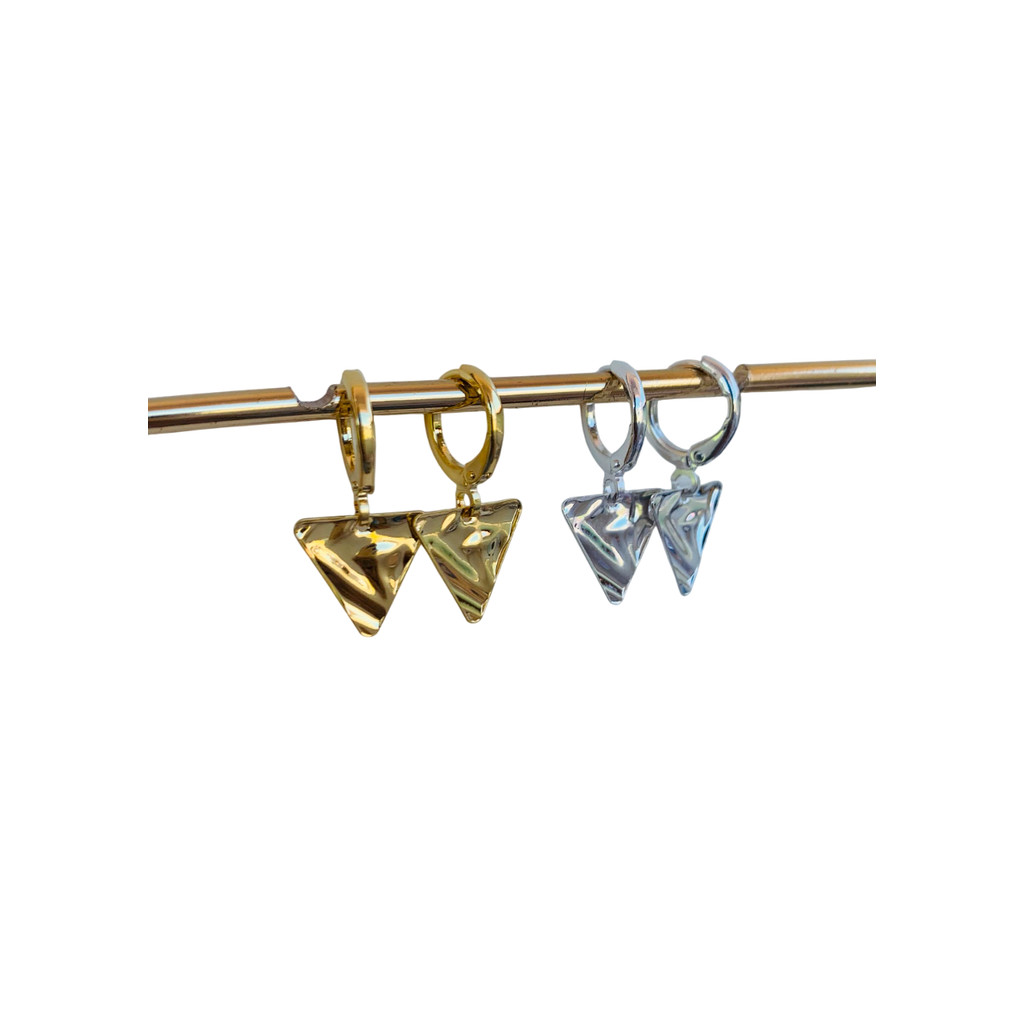 Brincos Argolinhas Semi Joia Ouro 18K e Prata 925 Verniz Diamond modelo triangulo efeito martelado piramide
