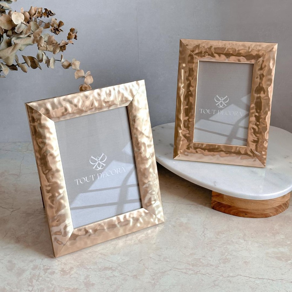 Porta Retrato Martelado Vertical Moldura Resina Dourado e Visor Vidro Porta Foto Decor Decoração