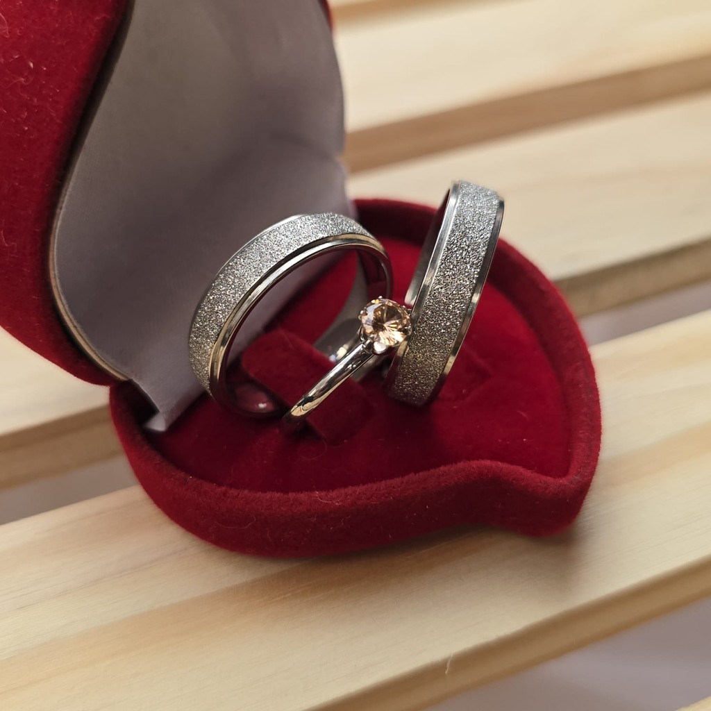 Par de aliança compromisso 6mm diamantada banhada a prata 925 + gravação + Solitário (COD-67)