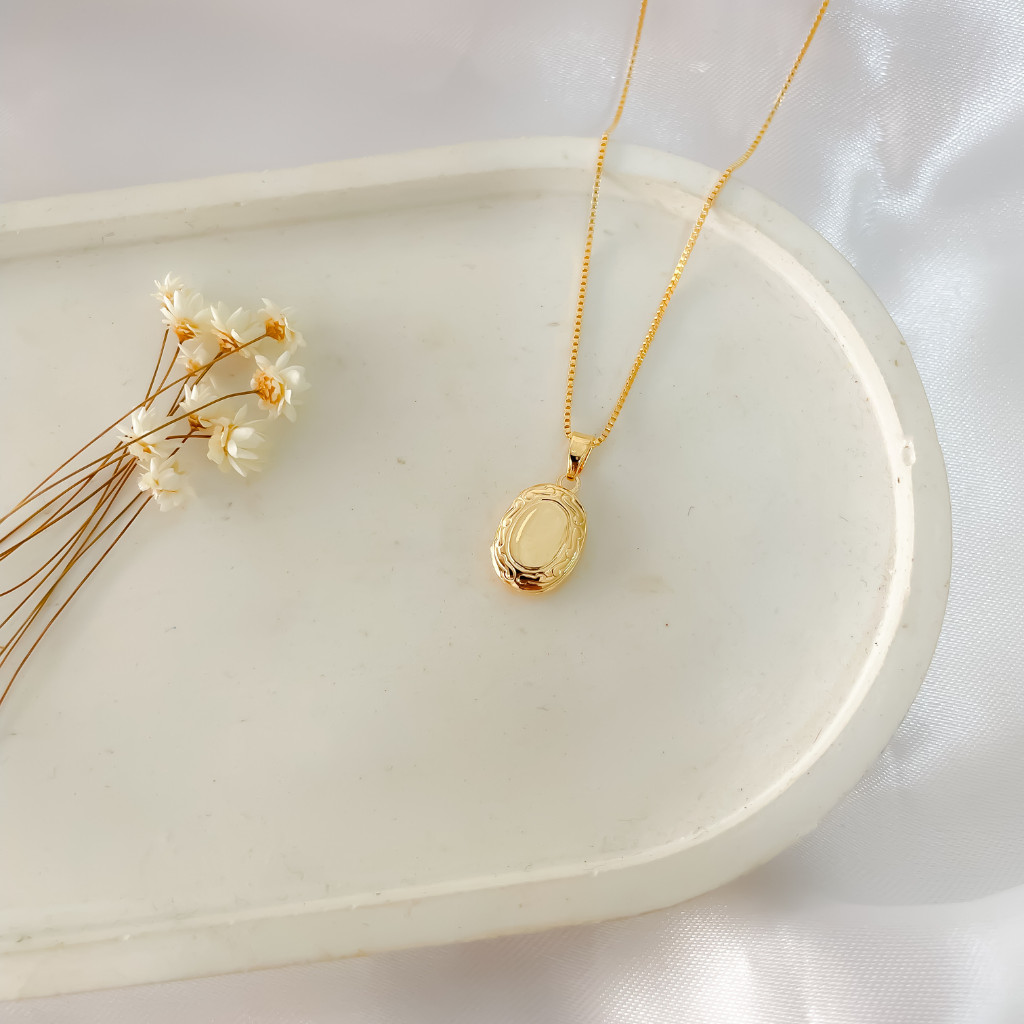 Colar Relicário Oval Mini Banhado A Ouro 18K