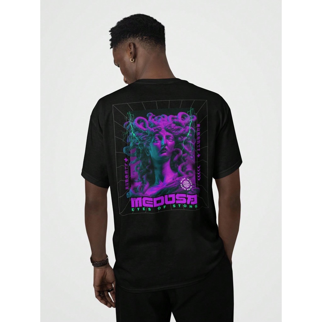 Camiseta Medusa Neon – Streetwear com Estética Cyberpunk e Mitologia Grega Lançamento AG Emporio.