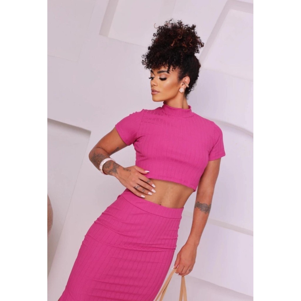 Conjunto Slim Canelado Power Selena, composto por uma saia midi com fenda lateral e um cropped com gola e manguinhas