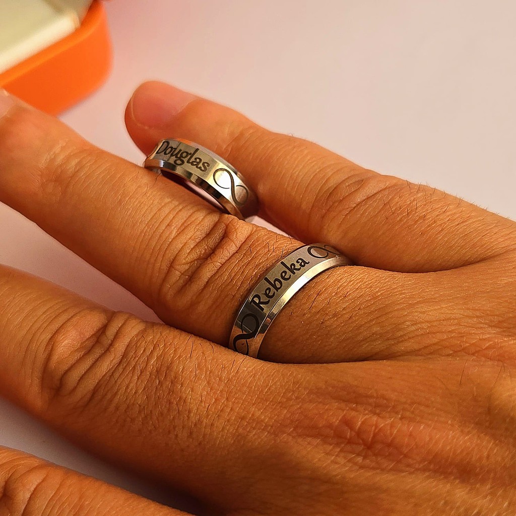 Par de alianças banhada a prata 925 + Solitário e Aparador + Gravação Infinito nome e data COD-79 em Oferta na Shopee