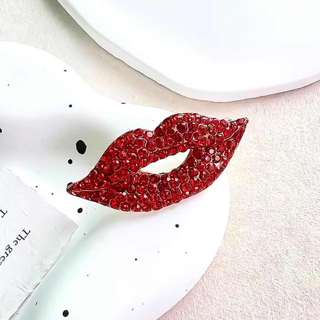 Broche de lábio vermelho conjunto de diamantes banhado a ouro hipoalergênico luz luxo terno banquete decoração Anti-refl