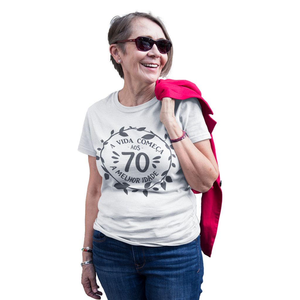 Camiseta Branca 100% Poliéster Frase A Vida Começa aos 70