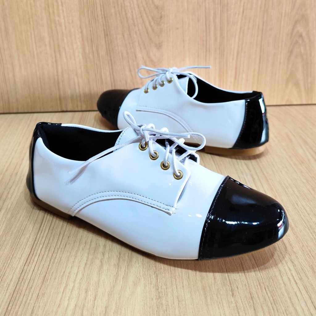 Sapato Oxford bico redondo branco e preto verniz