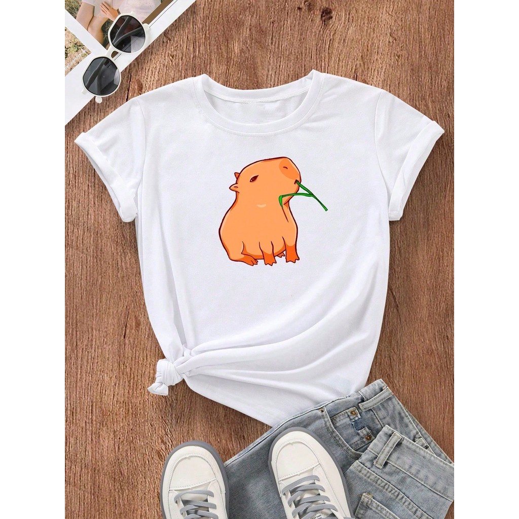 Camiseta baby look preto feminino Manga Curta Estampa Capivara Fofa Mastigando Matinho