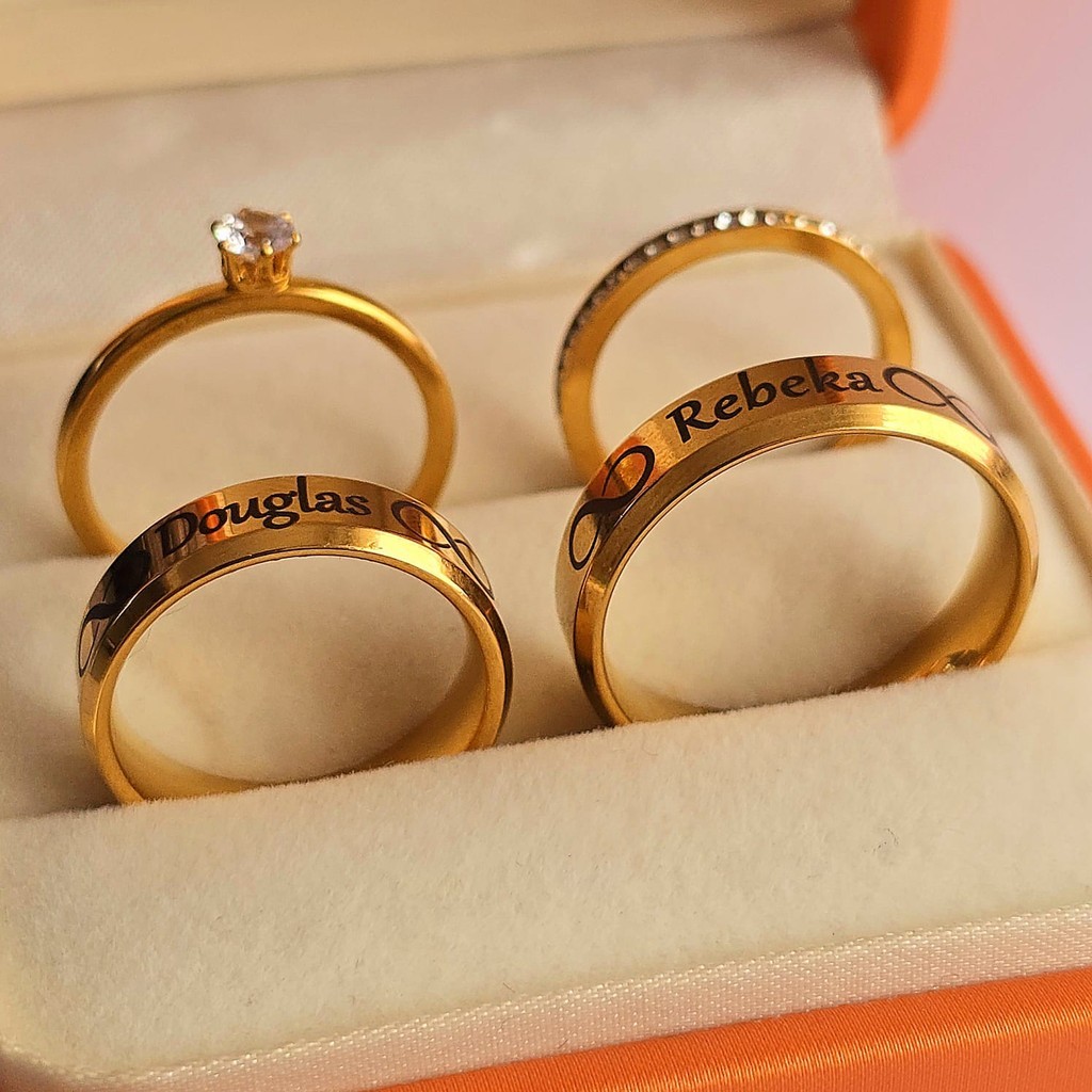 Par de aliança chanfrada banhada moeda antiga + Gravação Infinito + Solitário e Aparador COD-106 em Oferta na Shopee