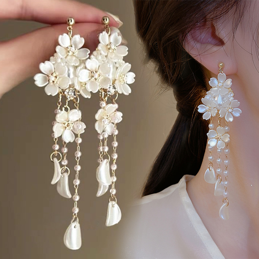 Brincos de borla de flor de concha de luxo leve francesa estilo palácio brincos de nicho de alta qualidade em Oferta na Shopee