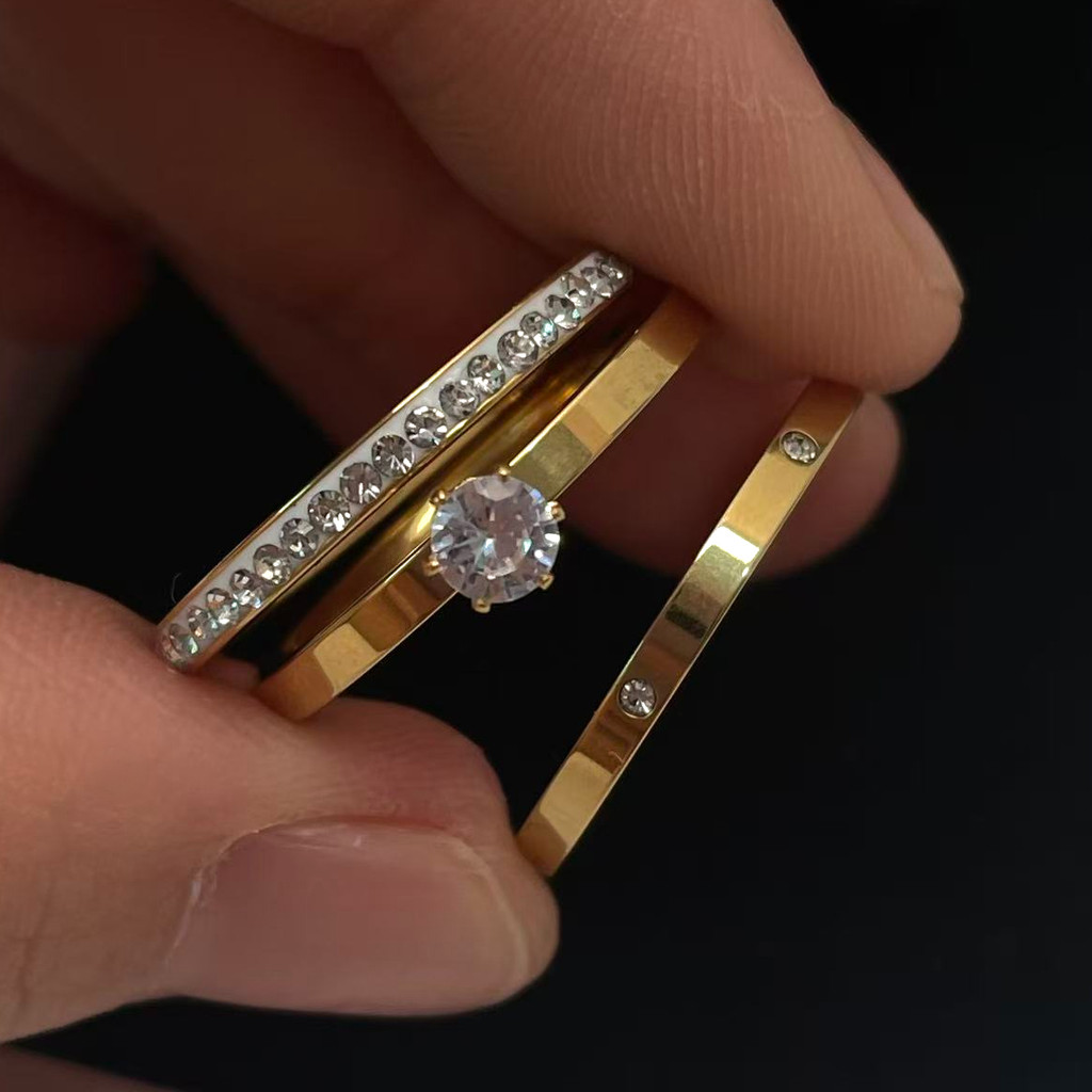 BLOSSOM 3 peças por par de anel de casamento de aço chanfrado banhado a ouro + anel de diamante único de um diamante.