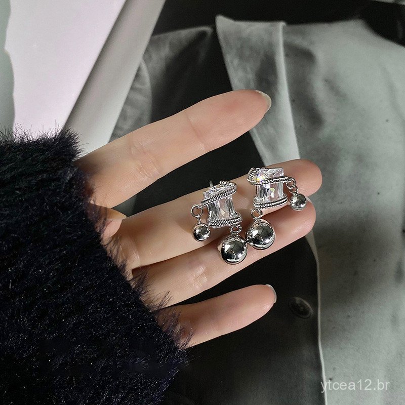 Brincos de prata com diamantes, design geométrico de quadrados e contas redondas, brincos elegantes e estilosos, brincos