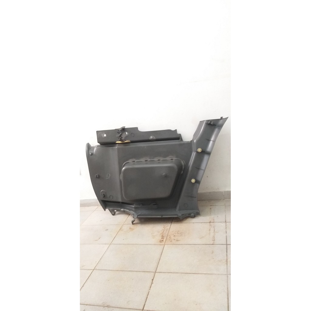 Moudura Porta Mala Lado Esquerdo Meriva 2003 Detalhe