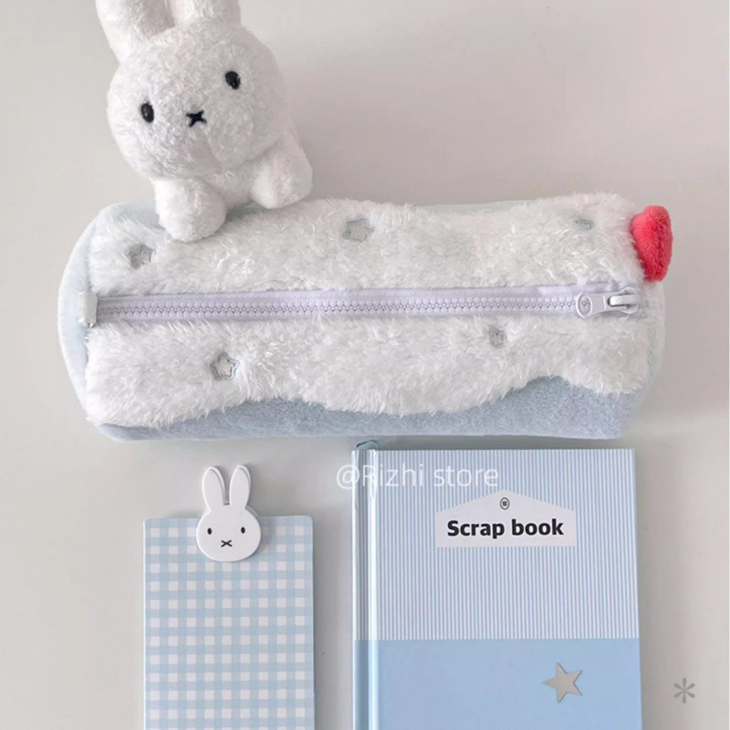 Estojo Fofo Pelúcia Formato de Rocambole - Estampa Bolo de Cereja em Oferta na Shopee