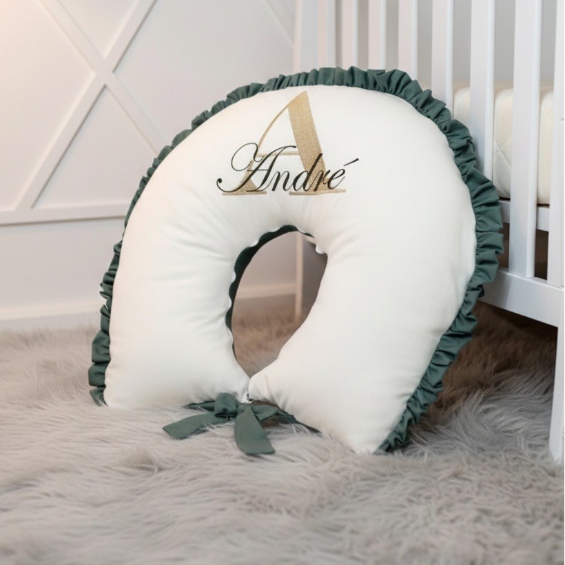 Almofada De Amamentação com babado e amarris Personalizada c/ inicial e nome meninos meninas Unissex