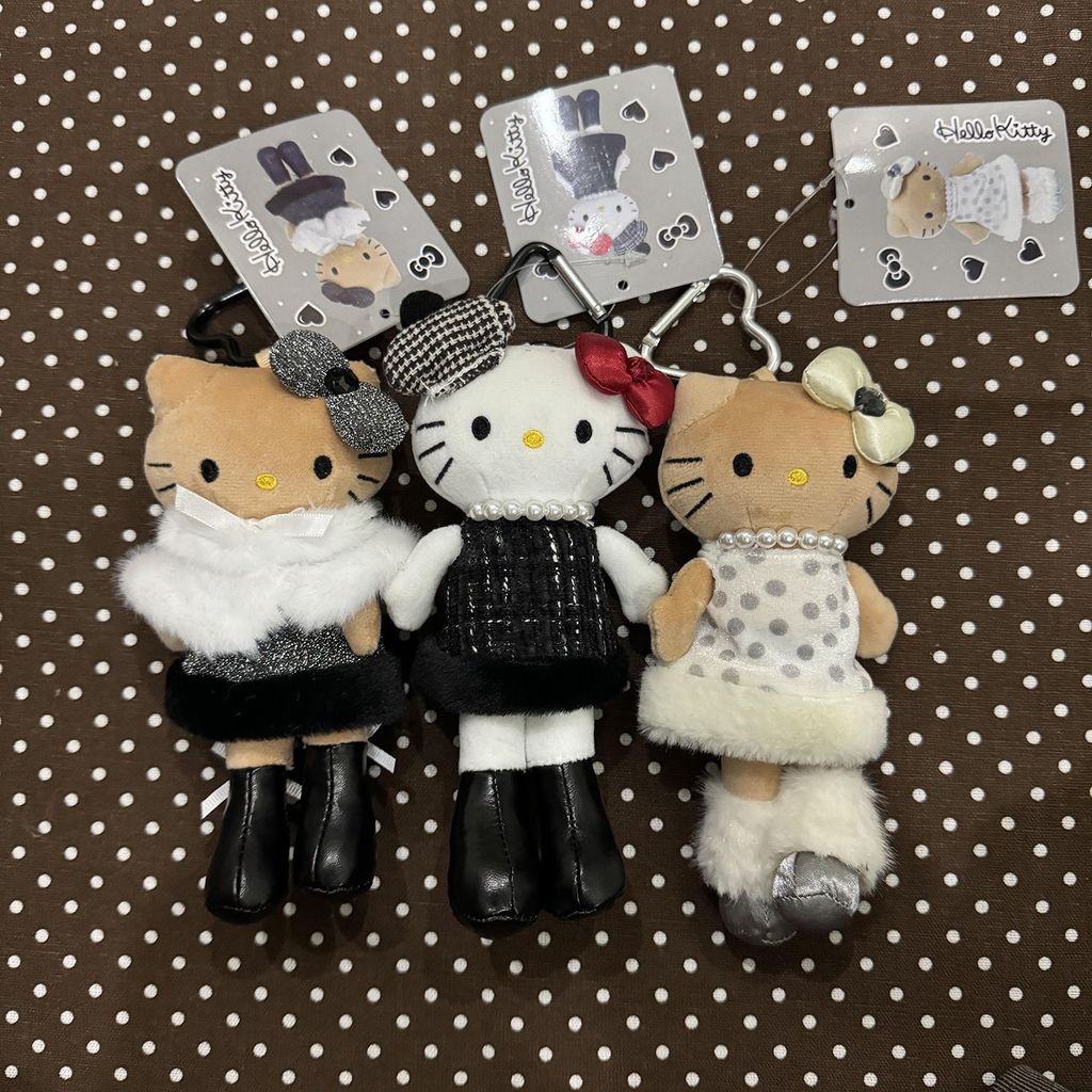 Chaveiro de pelúcia com estampa de leopardo preto e pernas longas da Hello Kitty, edição limitada.