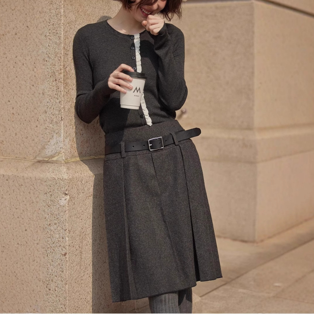 Saia plissada cinza escuro com textura de lã, estilo universitário, para mulheres, mini saia plissada que modela a silhu