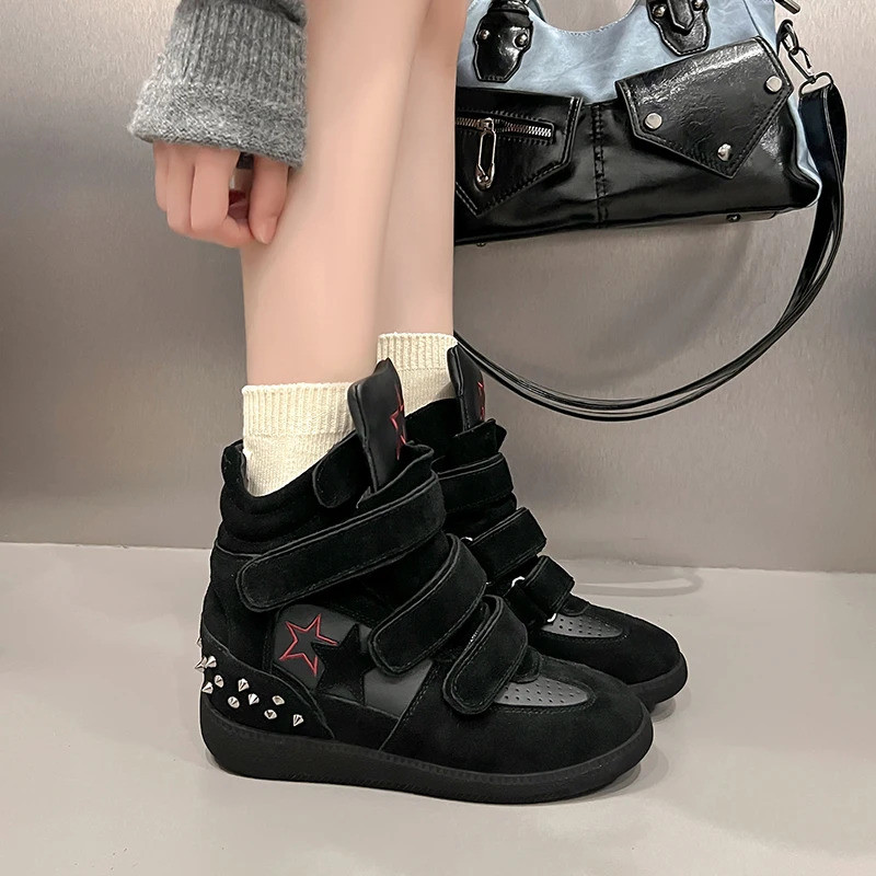 Tênis Femininos de Couro Cano Alto com Fecho de Velcro e Rebites, Calçados Esportivos Casuais com Aumento Interno de 6CM