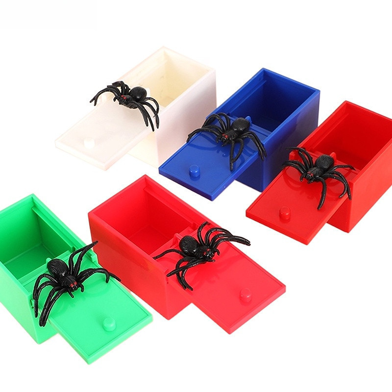 Um brinquedo de aranha está escondido em uma caixa assustadora e irá reaparecer após ser escondido. EK5V