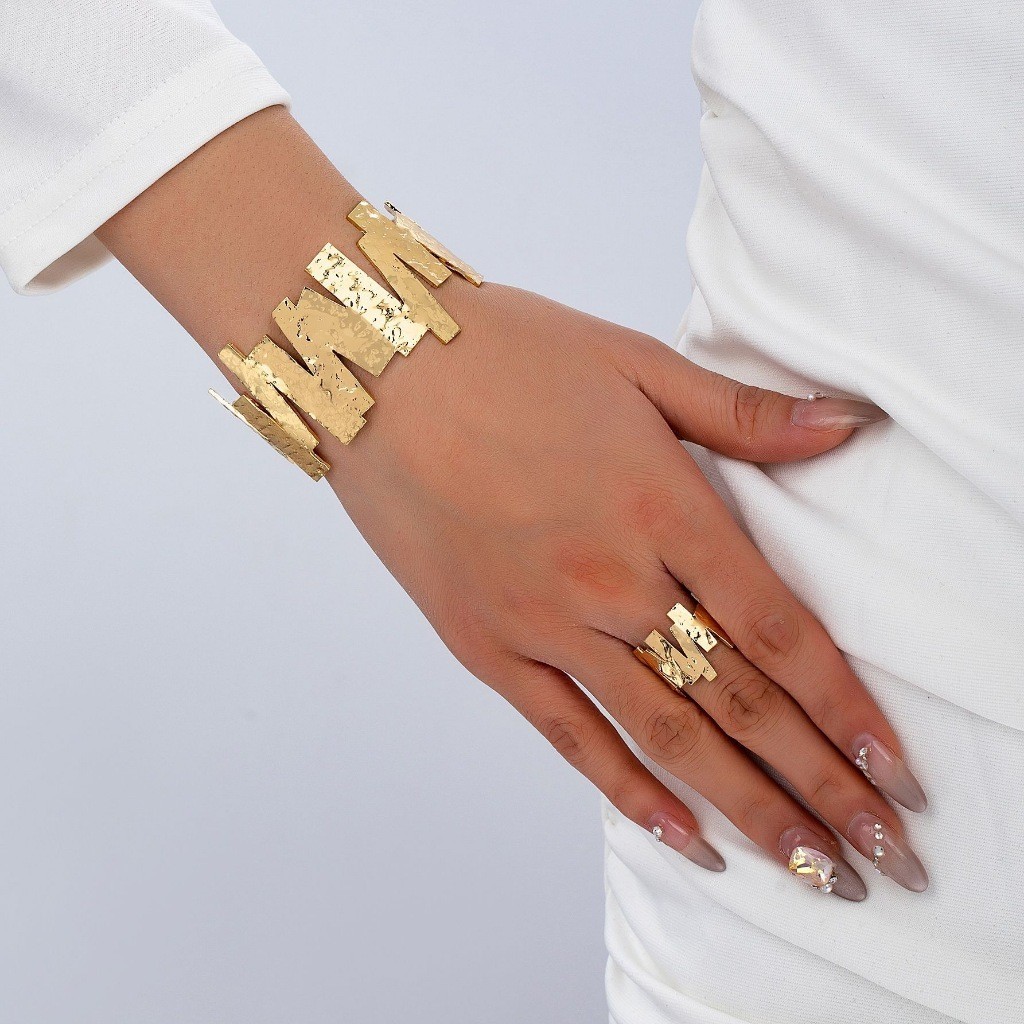 Conjunto feminino pulseira e anel textura batida efeito martelado design geométrico banhado Ouro 18K e Prata925