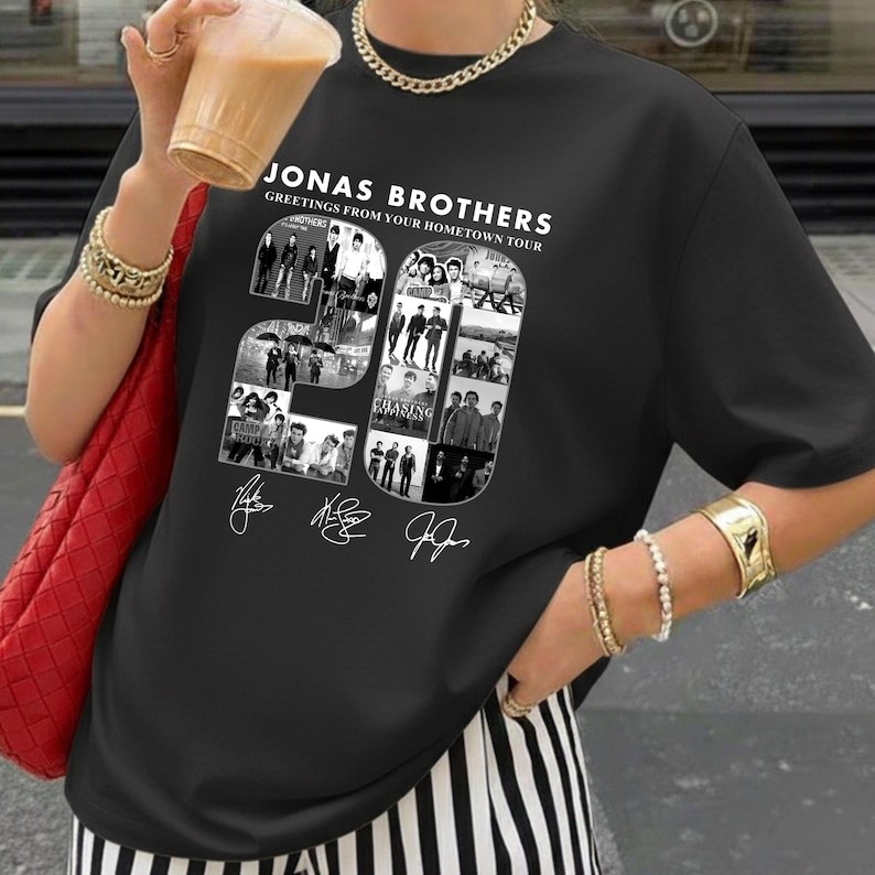 Music.Soul Camiseta Unissex Jonas Brothers Collage Tour Hometown Estampa Retrô Confortável Divertida Estilosa Casual