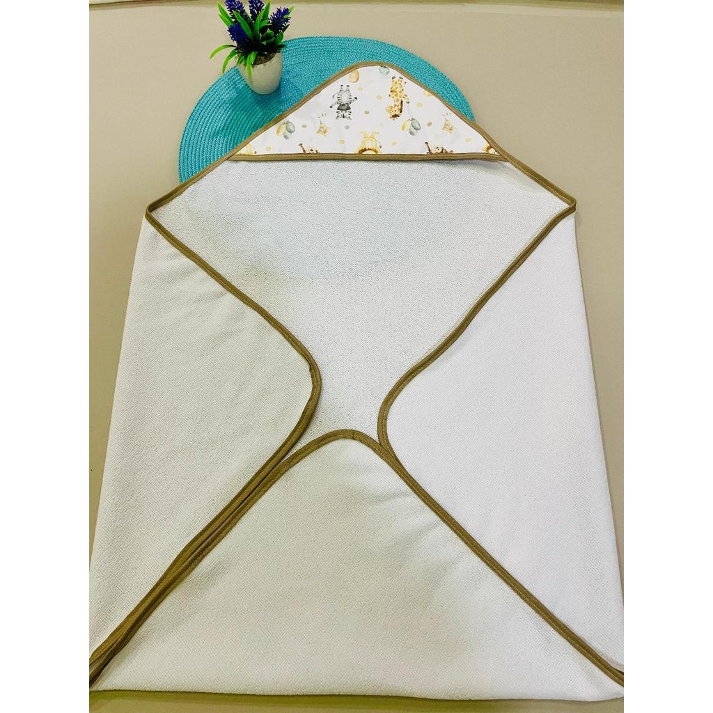 Toalha De Banho Bebê Sortida Tecido Branco Macio E Absorvente Premium