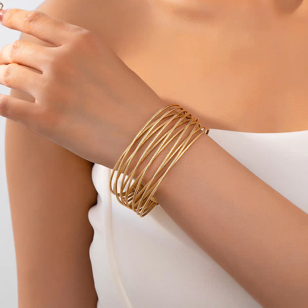 Pulseira feminina aberta em metal com linhas irregulares douradas joia feminina moderna e minimalista — imagem 2 de 2