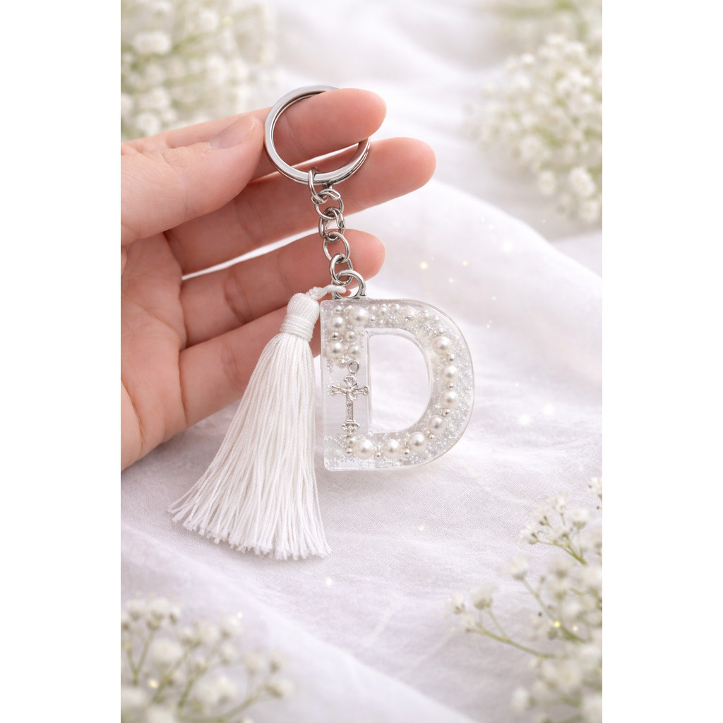 Chaveiro Personalizado Resina Letra com Terço Pérolas Tassel | Batizado Comunhão Casamento