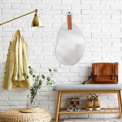 Espelho Orgânico Decorativo com Alça de Couro 20x30cm – Design Moderno